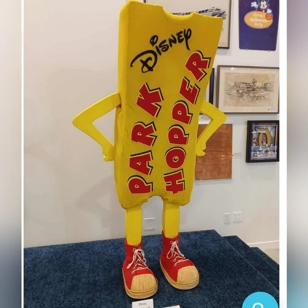 RARE DISNEY CHARACTER - Park Hopper Walkaround Key Ring Detachable  90s